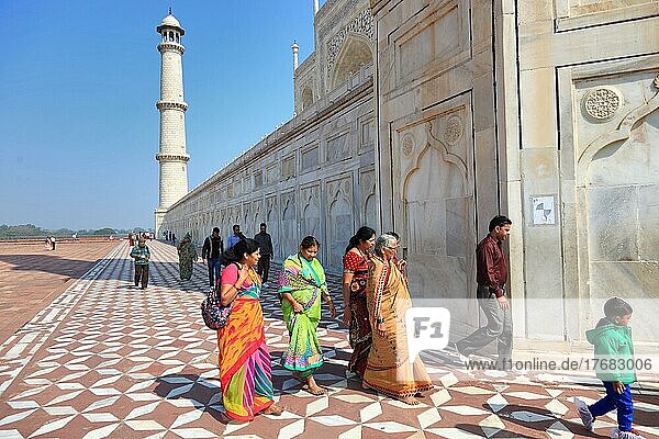 Bundesstaat Uttar Pradesh  Agra  Besucher gehen an der Außenmauer des Grabmals Taj Mahal zum Eingang  Nordindien  Indien  Asien