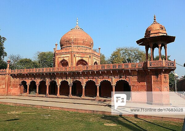 Bundesstaat Uttar Pradesh  Agra  Außenmauer und Eingangstor des West Gates zum Taj Mahal  Nordindien  Indien  Asien