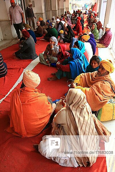 Neu Delhi  Sikh Tempel Gurudwara Bangla Sahib  Pilger warten vor dem Speisesaal  Nordindien  Indien  Asien