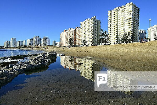 Hochhäuser mit Appartements spiegeln sich im Wasser am Strand  Punta del Este  Departamento Maldonado  Uruguay  Südamerika