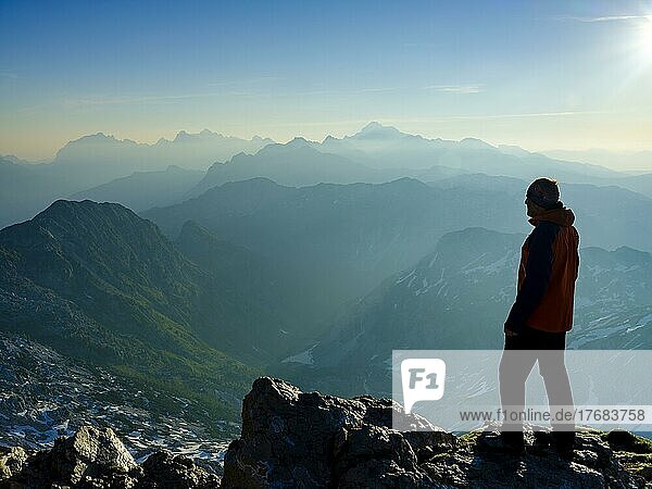 Bergsteiger am Gipfel des Krn 2. 244m  hinten der Berg Triglav  Triglav-Nationalpark  Julische Alpen  Slowenien  Europa