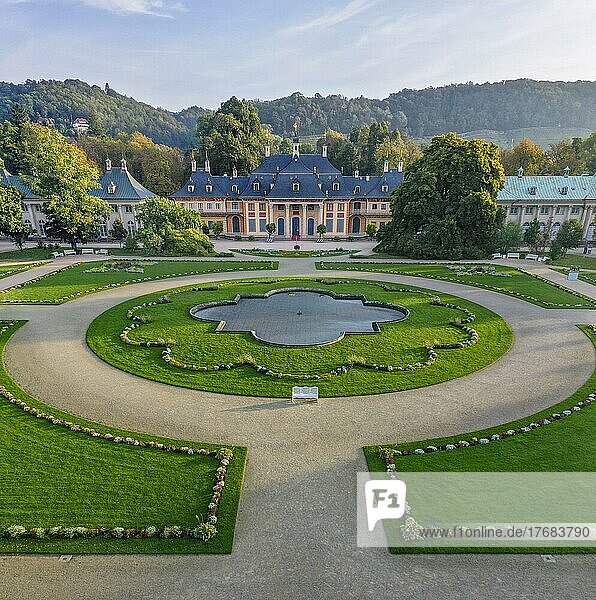 Drohnenaufnahme  Drohnenfoto Großaufnahme vom Schloss Pillnitz und den Barock Garten im Schlosshof  Morgenlicht  Dresden  Sachsen  Deutschland  Europa