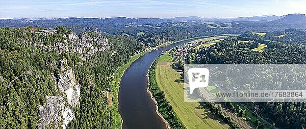 Drohnenaufnahme  Drohnenfoto über die Elbe zwischen Wehlen und Rathen  Blick zur Sächsischen Schweiz und den Felsen am Hotel Restaurant Bastei und die Felsenbrücke  Wälder  Berge  Sachsen  Deutschland  Europa