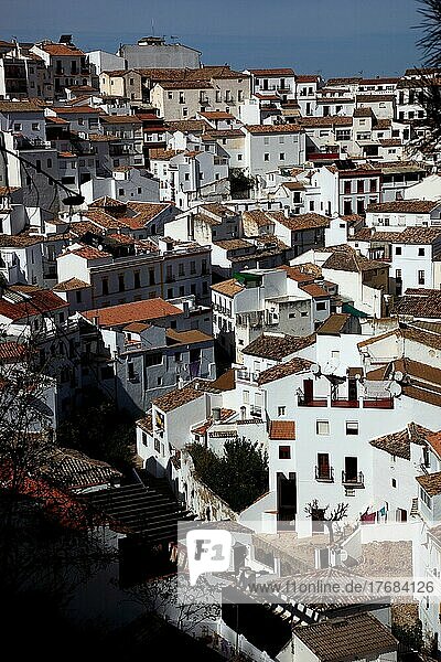 Weißes Dorf in der Sierra de Grazalema  Setenil de las Bodegas ist eine kleine Gemeinde zwischen Ronda und Olvera in der Provinz Cadiz  Blick auf die Altstadt  Andalusien  Spanien  Europa