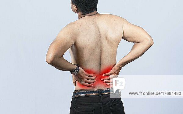 Person mit Rückenproblemen auf isoliertem Hintergrund  Lendenprobleme Konzept  Ein Mann mit Wirbelsäulenproblemen  eine wunde Person mit Rückenschmerzen