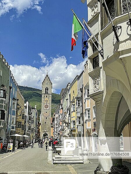 Blick auf Zwölferturm  Im Vordergrund Sankt-Johann-Nepomuk-Brunnen  darüber italienische Nationalflagge  historische Neustadt von Sterzing  Sterzing  Südtirol  Italien  Europa