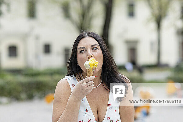 Schöne Frau mit langen Haaren  die Eis isst