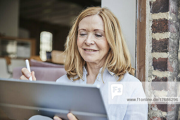 Lächelnde Geschäftsfrau  die Tablet-PC verwendet