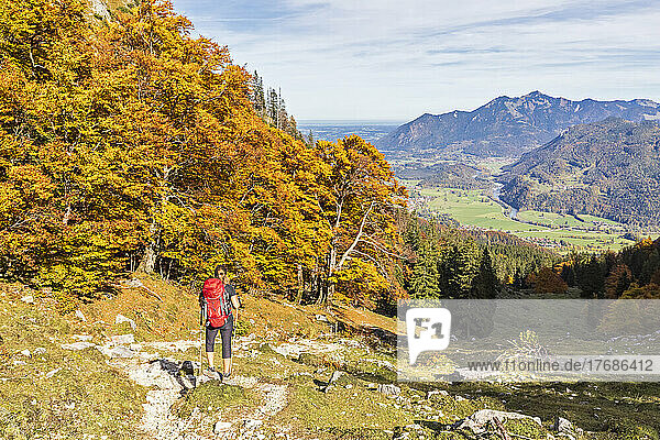 Deutschland  Bayern  Wanderin bewundert die Aussicht auf dem Weg zum Berg Geigelstein