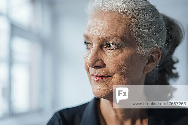 Ältere Geschäftsfrau mit grauen Haaren im Büro