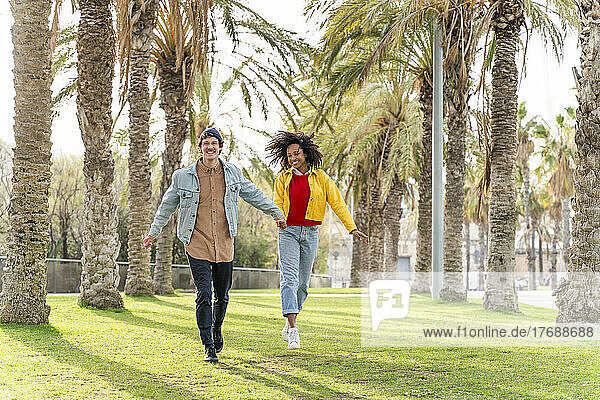 Glückliches Paar läuft zusammen im Park