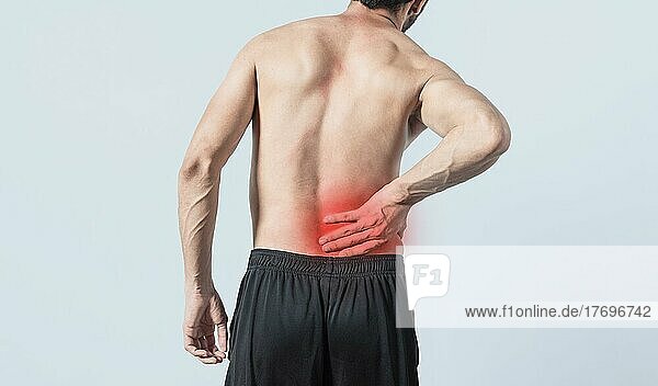 Mann mit Rückenproblemen  hemdsärmeliger Mann mit Rückenproblemen auf isoliertem Hintergrund  Lendenproblemkonzept  Rückansicht eines wunden Mannes mit Rückenschmerzen