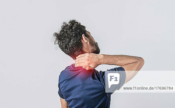 Nahaufnahme eines Mannes mit Nackenschmerzen  ein Mann mit Nackenschmerzen auf isoliertem Hintergrund  Nackenschmerzen und Stress Konzept  Mann mit Muskelschmerzen