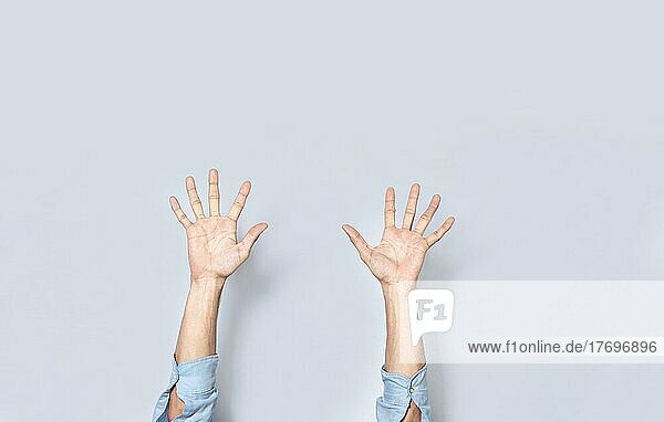 Mann Hände zählen fünf  Finger zählen fünf  Hand Finger zählen fünf auf isoliertem Hintergrund  Countdown