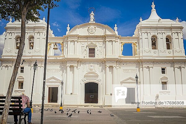 Image of a colonial cathedral  León Nicaragua cathedral  view of a cathedral with blue sky  facade of a cathedral