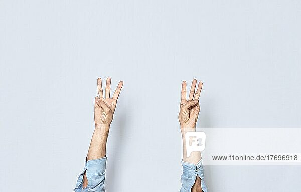 Hände zählen drei  Finger zählen drei  Hand Finger zählen drei auf isoliertem Hintergrund  Countdown