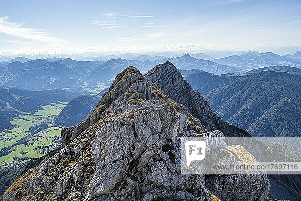 Grat mit felsigen Gipfeln  Berglandschaft  hinten Gipfel des Seehorn  Nuaracher Höhenweg  Loferer Steinberge  Tirol  Österreich  Europa