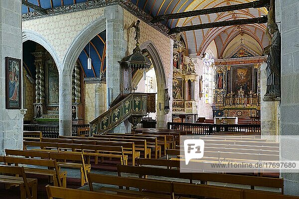 Hauptschiff der Kirche mit Kanzel und Altar  Umfriedeter Pfarrbezirk Enclos Paroissial Saint-Suliau  Sizun  Departement Finistere  Region Bretagne  Frankreich  Europa