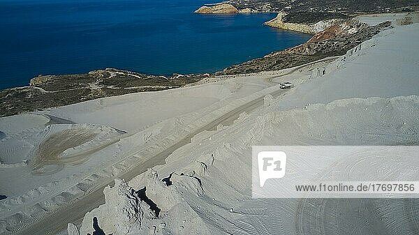 Drohnenaufnahme  Perlite Mine  Abräumhalden  Kipper  LKW  Nähe Tsigrado Beach  Insel Milos  Kykladen  Griechenland  Europa