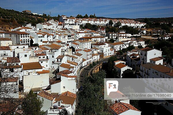 Weißes Dorf in der Sierra de Grazalema  Setenil de las Bodegas ist eine kleine Gemeinde zwischen Ronda und Olvera in der Provinz Cadiz  Blick auf die Altstadt  Andalusien  Spanien  Europa