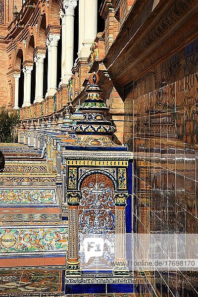 Sevilla  am Plaza de Espana  der Spanische Platz  Teilansicht  Ornamente aus Fliesen  Details der Ornamentik  Andalusien  Spanien  Europa
