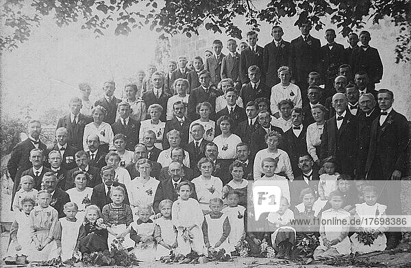 Gruppenbild einer Großfamilie bei einer Familienfeier  1920  Deutschland  Historisch  digital restaurierte Reproduktion einer Vorlage aus dem 19. Jahrhundert  Europa