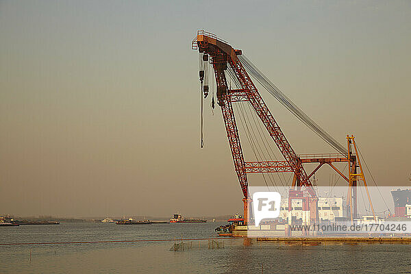 Kran in der Werft am Fluss Jangtse; Nanjing  Provinz Jiangsu  China
