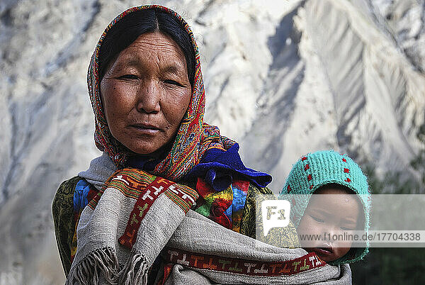 Eine Frau  die ein kleines Kind auf dem Rücken trägt; Spiti-Tal  Indien