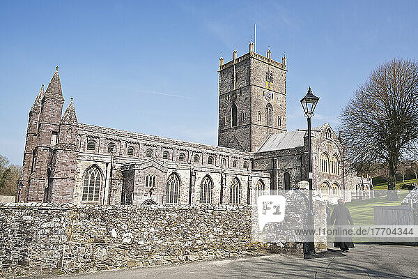 Priester in der St. David's Cathedral; St. David  Pembrokeshire  Wales