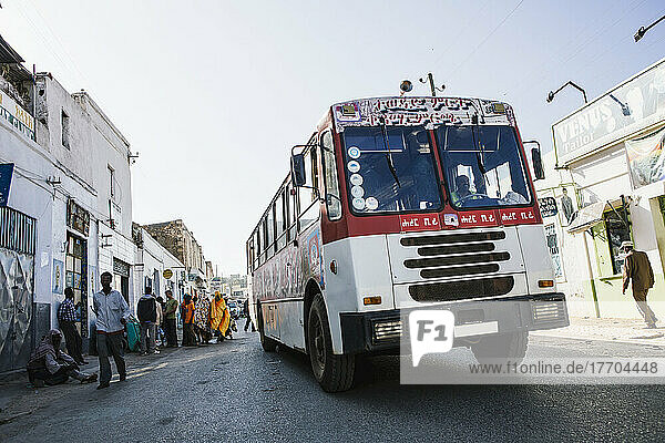 Ein Bus auf der Straße in der Nähe der Altstadt von Harar in Ost-Äthiopien; Harar  Äthiopien