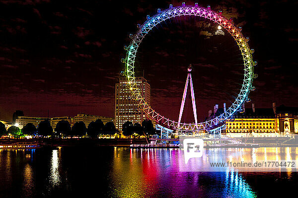Big Wheel alias London Eye beleuchtet mit den Regenbogenfarben während der Pride Night  London  Großbritannien