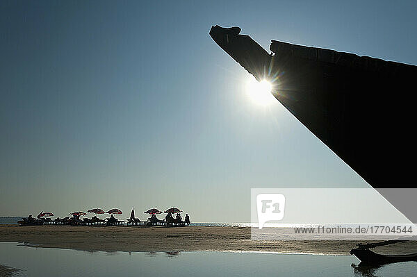 Bug des alten Bootes am Strand mit Menschen Sonnenbaden im Hintergrund; Goa  Indien