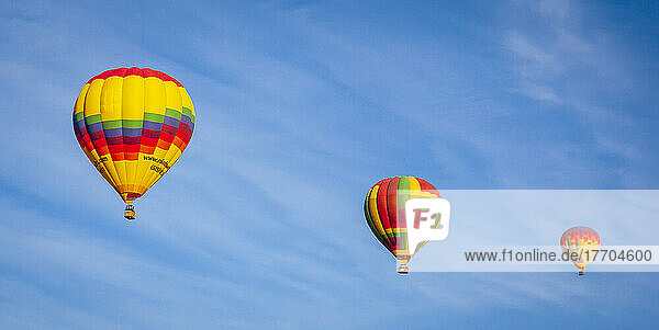 Drei farbenfrohe Heißluftballons in der Luft; Phoenix  Arizona  Vereinigte Staaten von Amerika