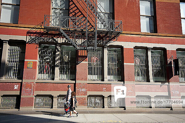 Paar vorbei an einer Wohnung Gebäude in Tribeca  Manhattan  New York  Usa