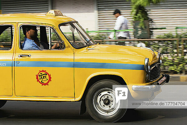 Taxi auf einer Straße; Kalkutta  Bundesstaat Westbengalen  Indien