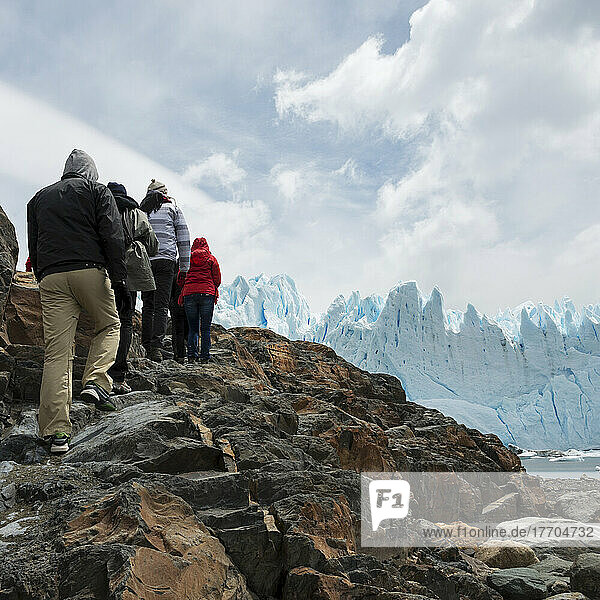 Touristen mit Blick auf den Moreno-Gletscher  Los Glaciares National Park; Provinz Santa Cruz  Argentinien
