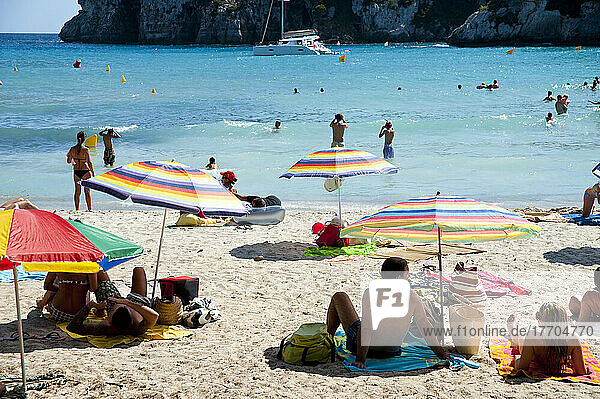 Touristen in Cala Macarella  Menorca  Balearische Inseln  Spanien