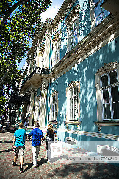 Fußgänger gehen durch ein blaues historisches Gebäude im Stadtzentrum von Odessa; Odessa  Ukraine