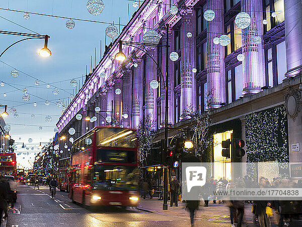 Oxford Street und Weihnachten bei Selfridges; London  England