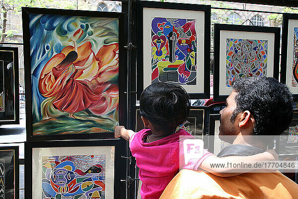 Besichtigung der Kunstwerke in der Kala Ghoda Street Pavement Exhibition; Mumbai  Maharashtra State  Indien