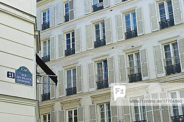 Die verschnörkelte Fassade eines Wohnhauses  Marais-Viertel; Paris  Grance
