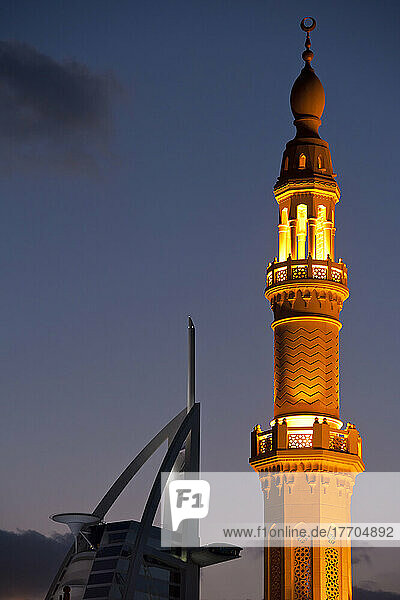 Dubai  Uaeminaret der kleinen Moschee und Burj Al Arab Hotel in der Abenddämmerung