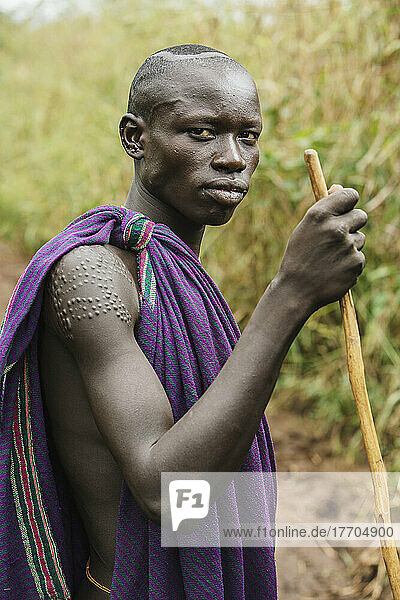 Junger Suri (Surma) Mann im Dorf Kibish  Region Omo  Südwest-Äthiopien; Kibish  Äthiopien