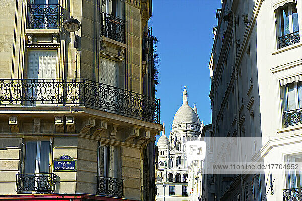 Wohngebäude mit dem Kuppeldach der Herz-Jesu-Basilika von Paris  zwischen den Gebäuden betrachtet; Paris  Frankreich