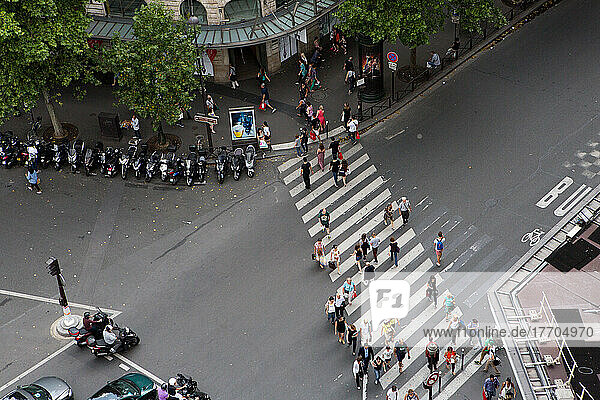 Fußgänger auf einem Zebrastreifen in der Nähe der Pariser Oper  Palais Garnier; Paris  Frankreich