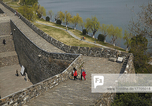 Blick von der Stadtmauer aus der Ming-Dynastie hinunter zum Xuanwu-See in Nanjing  China; Nanjing  Provinz Jiangsu  China