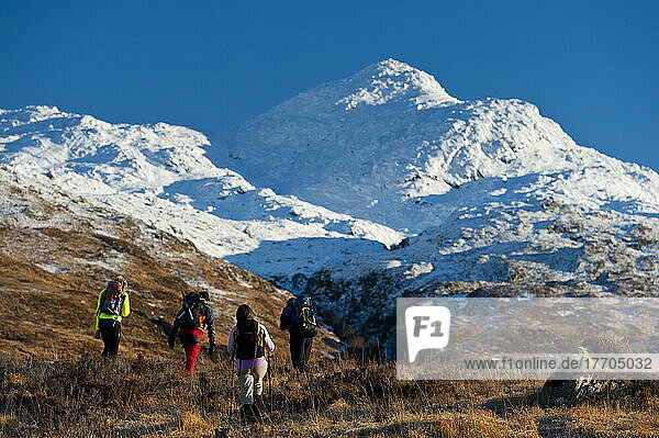 Wanderer auf dem Weg zum Beinn Respiol  Ardnamurchan-Halbinsel; Highlands  Schottland
