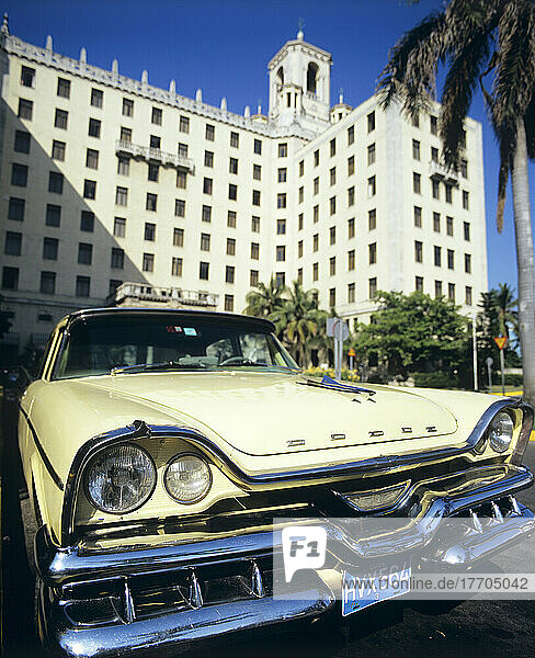 Hotel Nacional mit American Dodge Auto vor  Vedado; Havanna  Kuba