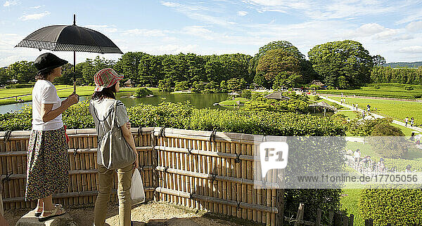 Frauen mit Blick über die Koraku-En-Gärten; Okayama  Präfektur Okayama  Japan