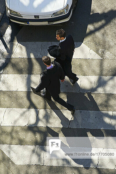 High Angle View Of Geschäftsleute Überqueren einer Straße an einem Fußgängerüberweg; Paris  Frankreich